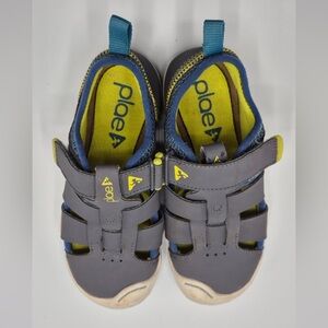 PLAE Gray and Blue Closed-Toe Kids Sandals with Lime Accents